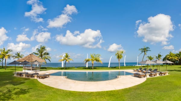 Atas Ombak - Pool and the sea